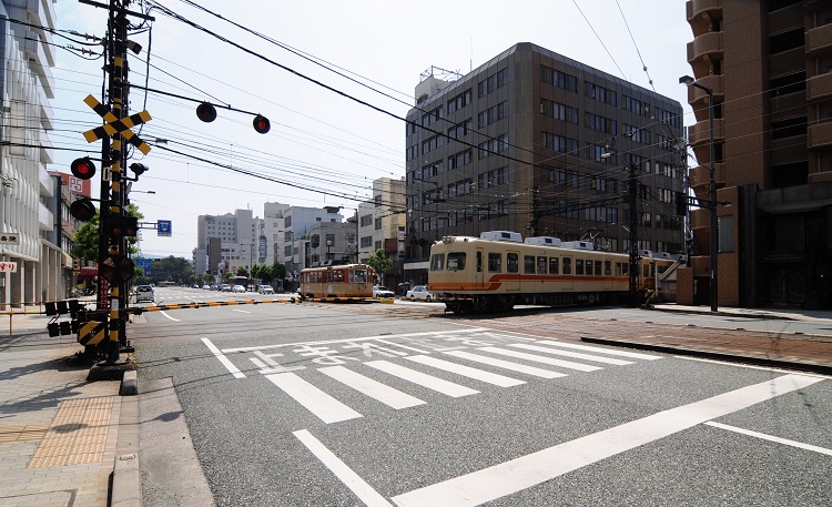 伊予鉄道大手町駅前の電車が電車を待つ踏切