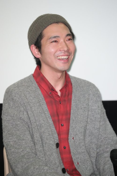 『柄本家のゴドー』の初日舞台挨拶に登場した柄本佑