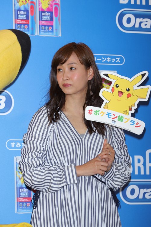 ピカチュウを手に持つ藤本美貴