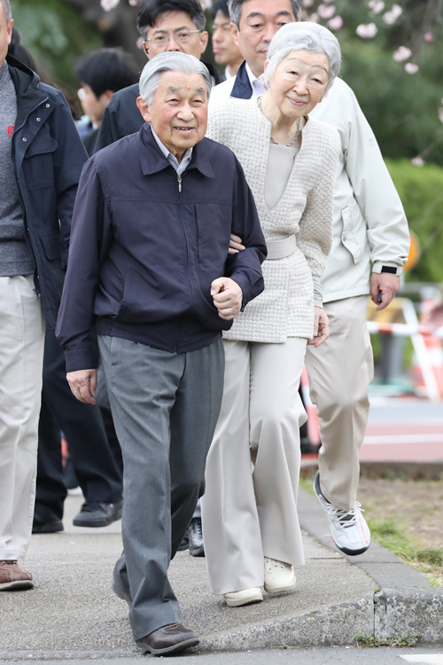 4月7日、おふたりだけで花見を楽しまれた両陛下（撮影／横田紋子）