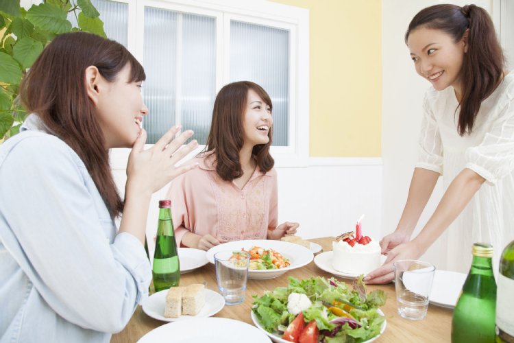 海外に滞在する日本人コミュニティに起きがちなマウンティングとは？（写真／アフロ）