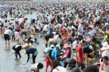「10連休」への期待と不安が交錯中(写真は2018年のGWに人で賑わう潮干狩り会場。時事通信フォト)