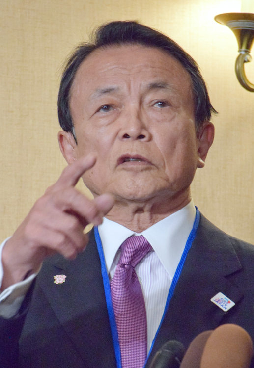 麻生財務相は増税を断行したいが…（時事通信フォト）