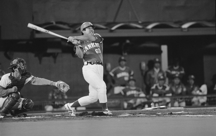 豪快なスイングが持ち味だった（時事通信フォト）