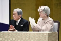 天皇皇后両陛下の拍手のやり方にまつわるエピソード（写真：時事通信フォト）