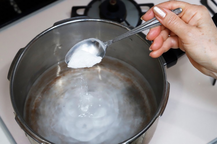 まずは別の鍋で重曹水を煮立たせる