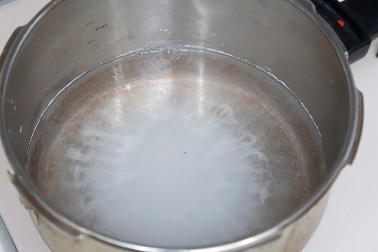 鍋の焦げの取り方。まずは重曹水を煮立たせるところから