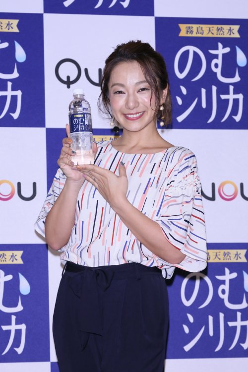 「霧島天然水 のむシリカ」を飲む三船美佳