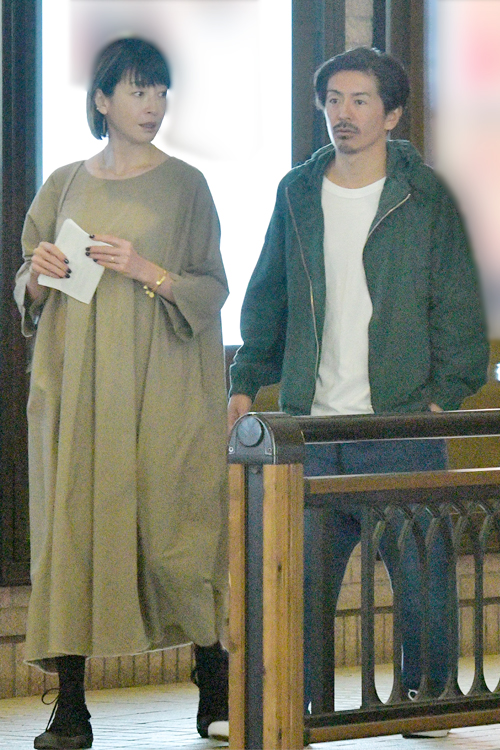 お腹周りのゆったりしたふんわりワンピースを着たりえ