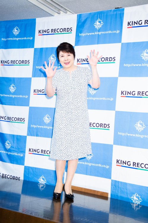 両手を振る森昌子