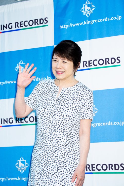 片手を振る森昌子