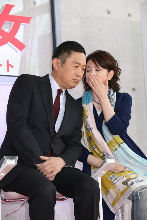 ひそひそ声で喋る若村麻由美と内藤剛志