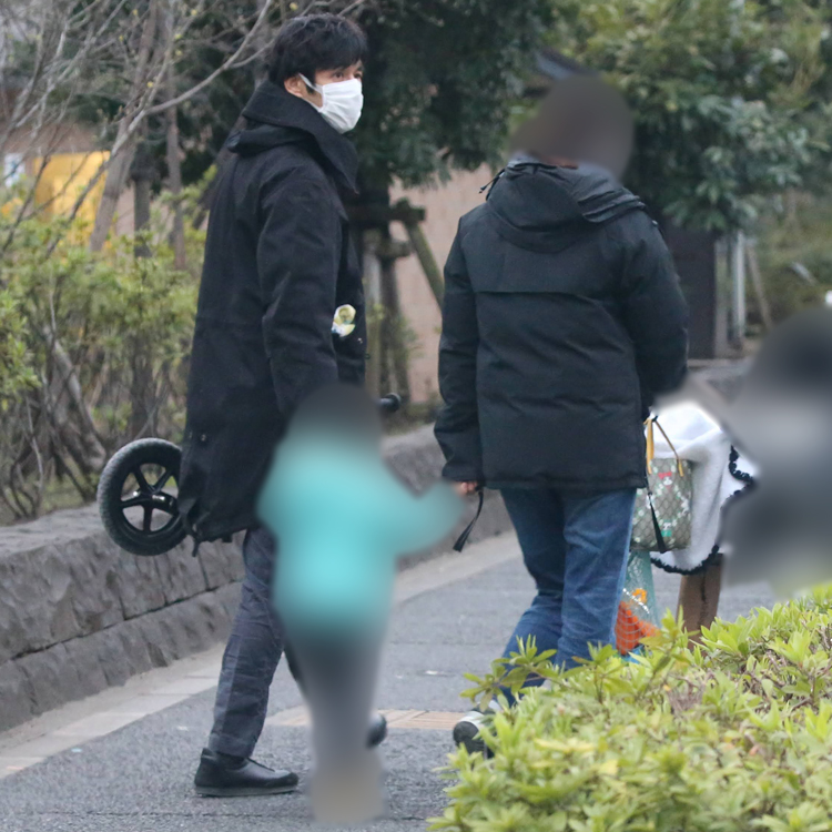 親子3人で仲良く歩道を歩く西島ファミリー