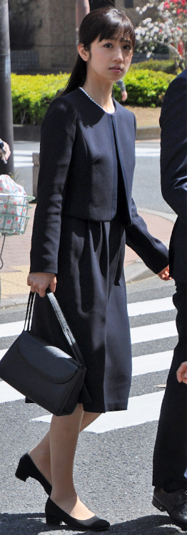 長男の小学校の入学式に出席した小倉優子（2019年4月）