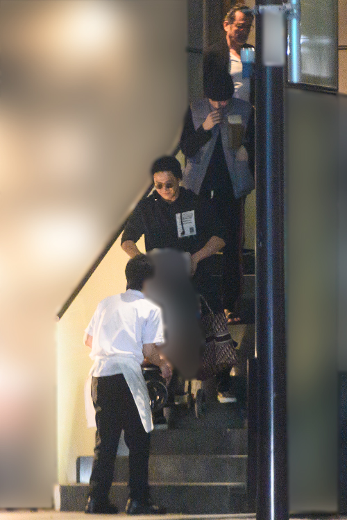 共演者が小栗の子供を外に連れ出しあやす姿も見られたという