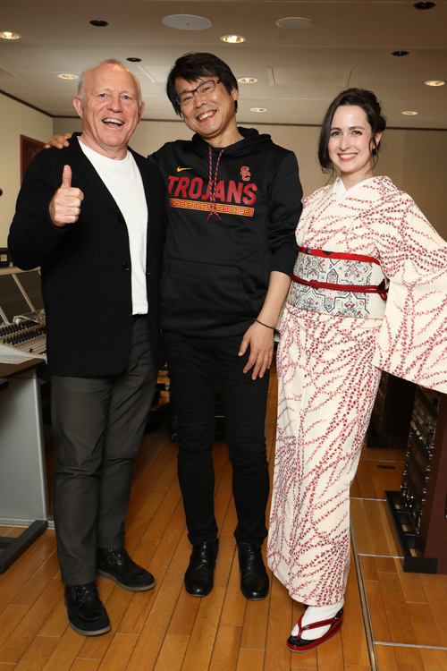 写真左からテキスト共同執筆者のポール・クリス・マクベイさん、講師の大西さん、番組パートナーの秋乃ろーざさん