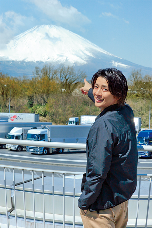 俳優の飯島寛騎が絶景SAを案内