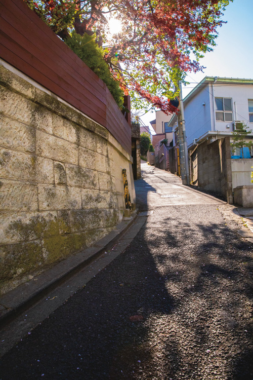 住宅街の石塀の間を迂回する鉄砲坂