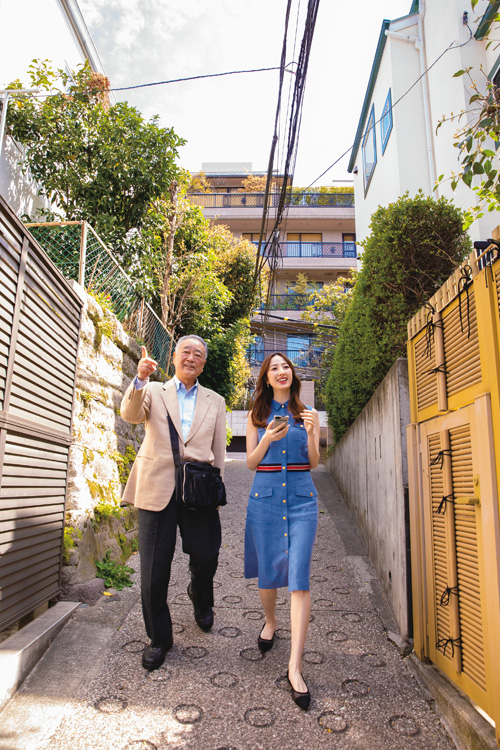 釣堀坂を歩く坂井さんと團さん