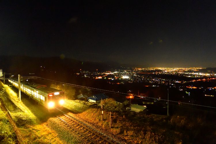 長野県　JR東日本 篠ノ井線。町の灯が静かに煌めく日本三大車窓の夜景