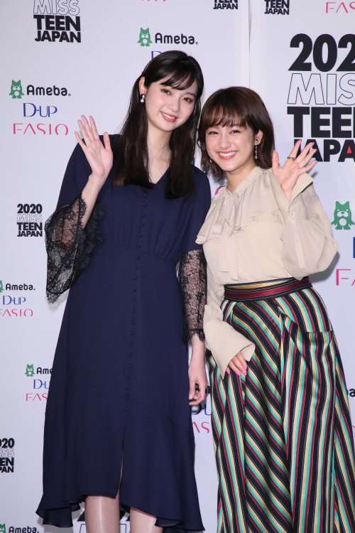 笑顔で手を振る新川優愛と平祐奈