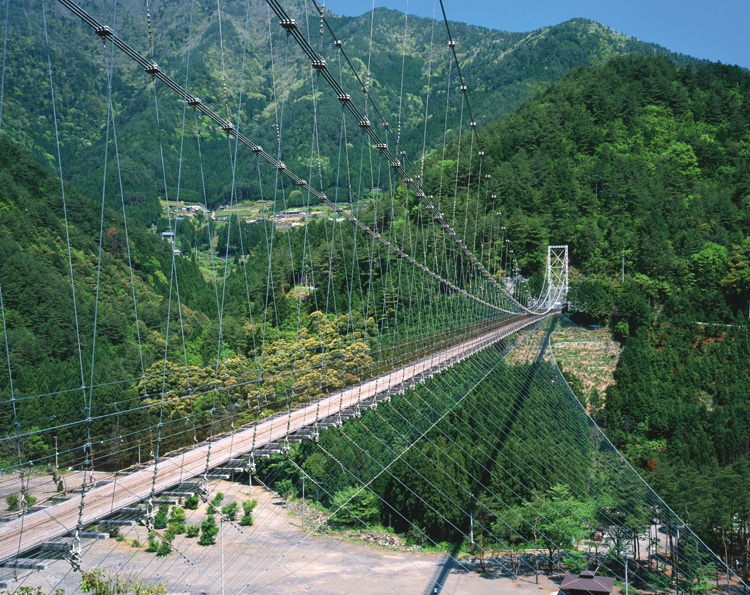 スリル満点の谷瀬の吊り橋（宮本俊幸／AFLO）