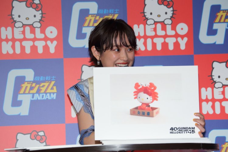 高橋愛が披露した「北陸限定　カニキティちゃん」
