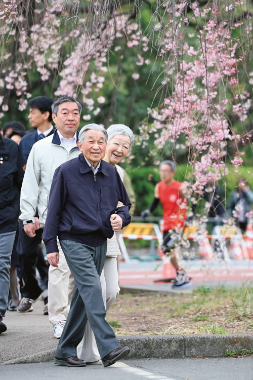 4月7日、お忍びで散策された両陛下