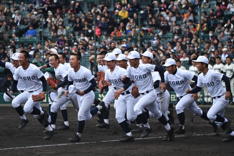優勝が決まって喜びを爆発させた東邦の選手たち