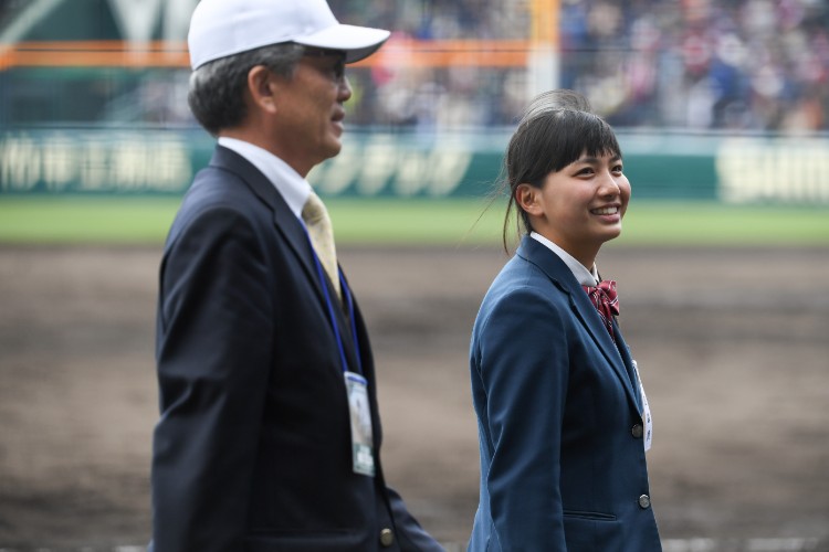 スタンドに向け笑顔を見せた志水さん