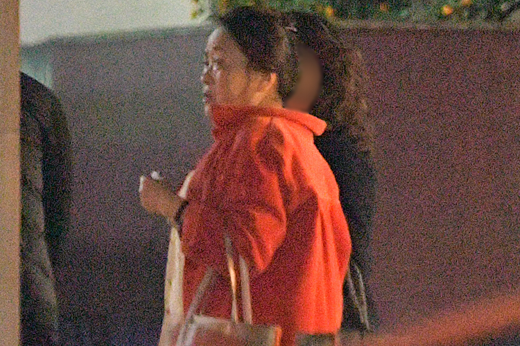 真っ赤なコートが目を引く