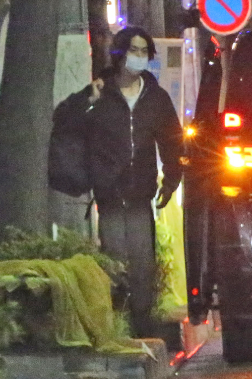黒のパーカーにマスクという姿で夜の散歩