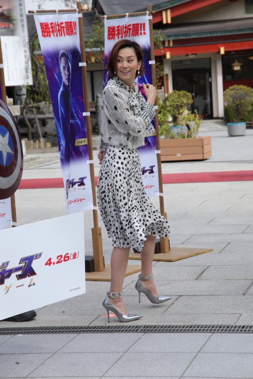 後ろを振り返る米倉涼子