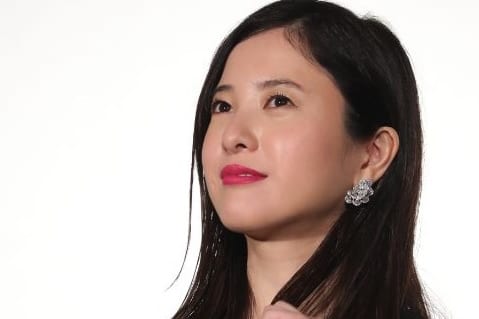 謎めいた人妻を演じる吉高由里子