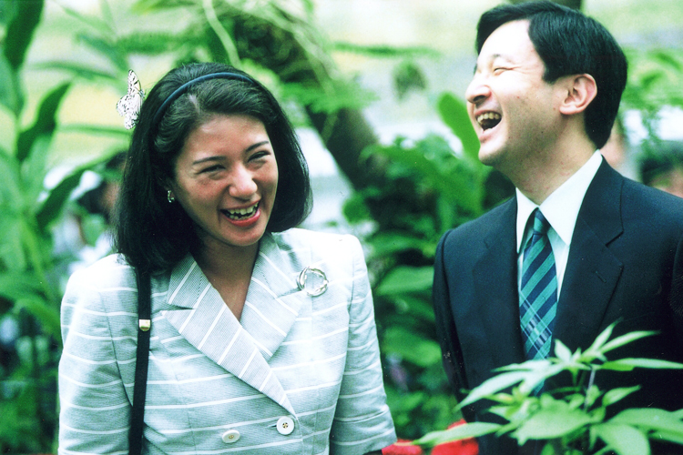 雅子さまの御髪に蝶がとまり、皇太子さま（当時）も満面の笑みがこぼれた（1998年8月、石川県ふれあい昆虫館で）