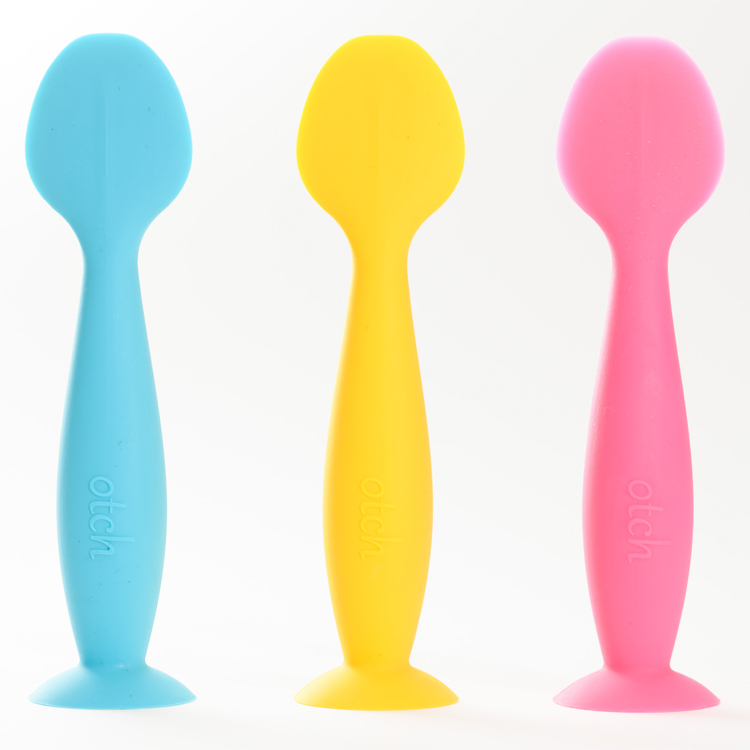 akari『クリームスパチュラ』全長15cm、塗布部4.7cm。カラーはピンク、黄色、青の全3色。1280円