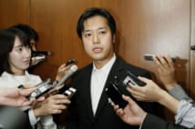 議員辞職を重ねて否定 記者団の取材に応じる丸山穂高衆院議員(共同通信社)
