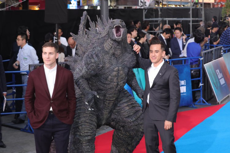 ゴジラと並ぶマイケル・ドハティ監督と共同脚本兼プロデューサーのザック・シールズ