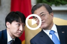 Korean President Moon Jae-in (R) listens to his translator (L) while meeting with US President Donald J. Trump (not pictured) in the Oval Office of the White House in Washington, DC, USA, 11 April 2019. President Moon is expected to ask President Trump to reduce sanctions on North Korea in an attempt to jump start nuclear negotiations between North Korea and the US.、クレジット：ＣＮＰ／ＤＰＡ／共同通信イメージズ