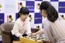 ほろ苦いプロデビュー戦となった仲邑菫初段(時事通信フォト)