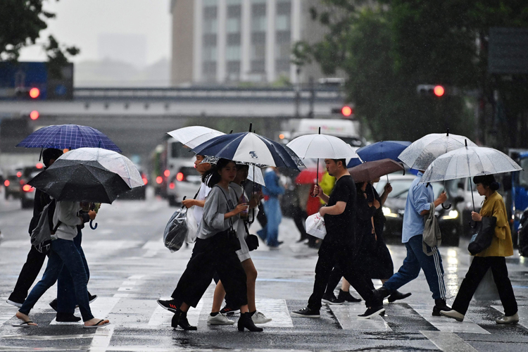 温風を当てると傘の撥水効果が復活する （Photo by Charly TRIBALLEAU / AFP）