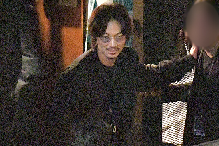 綾野剛はスタッフに気さくに挨拶をする（写真は2019年）