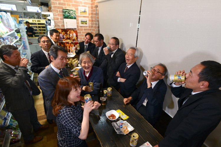 近隣で働く人たちが毎夜集まり、賑やかな店内。中央が先代の今宮荘吉さん