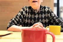 同じ話を繰り返す認知症の人に、時には「否定する」対応もありな理由