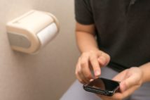 職場のトイレの個室でソシャゲに没頭する困った大人たち