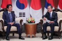 文在寅韓国大統領は6月に大阪で開かれるG20サミットで来日する予定（写真は昨年9月の日韓首脳会談の様子。時事通信フォト）