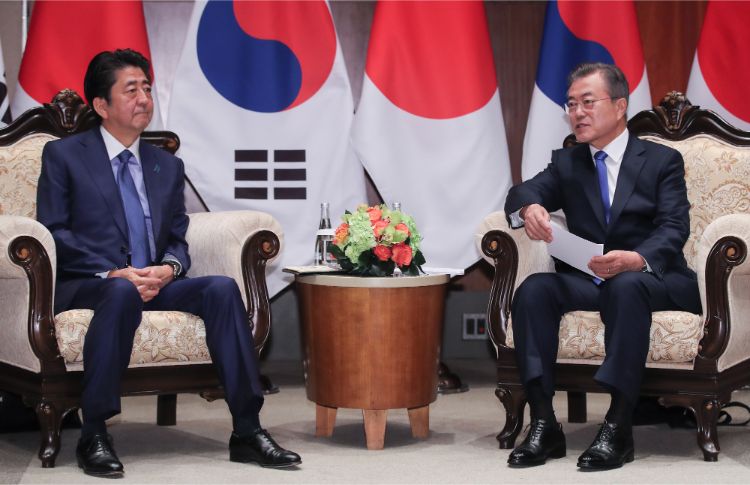 文在寅韓国大統領は6月末のG20大阪サミットで来日する（写真は昨年9月の日韓首脳会談の様子。時事通信フォト）