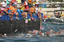 「マラソンスイミング」での給水風景(写真/アフロ)