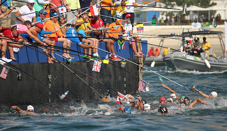 「マラソンスイミング」での給水風景（写真／アフロ）