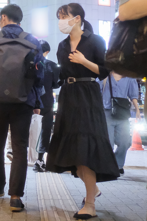 黒のワンピースをひらりと